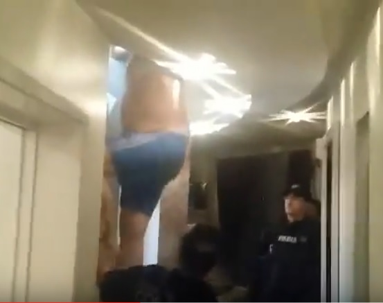 Vídeo: ex-prefeito faz buraco em forro de casa para se esconder da polícia na região sudeste